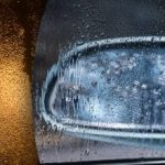 Kaj storiti, če se steklo avtomobila znoji od znotraj: preprosti